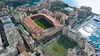 Beeindruckende Luftaufnahme des Stade Louis II in Monaco, direkt am Hafen gelegen und umgeben von luxuriösen Gebäuden und Yachten. Das perfekte Ziel für eine exklusive Fußballreise.